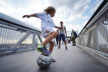 央视硬气，拒绝5折转播费！FIFA官网删中文模式，给央视下马威（配图示意）